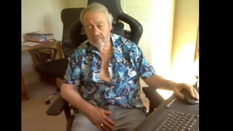 Snapshot of erasmus_d chatting on July 3, 4:35 pm erasmus_d online show from July 3, 4:35 pm