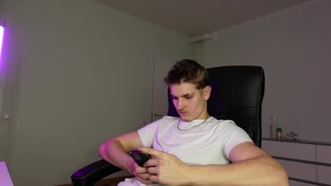    online show from November 3, 8:21 pm