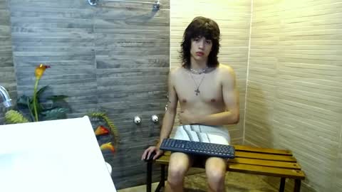 Snapshot of erick_ferrer chatting on April 24, 11:18 pm erick_ferrer online show from April 24, 11:18 pm