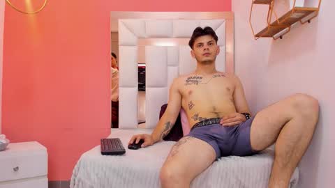 Snapshot of erickandnatasha_ chatting on February 18, 11:06 am Erick y Natasha online show from February 18, 11:06 am