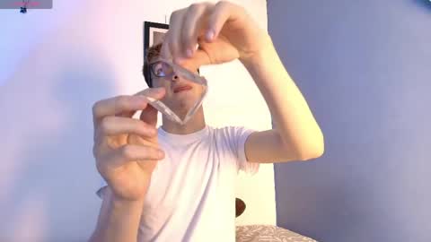 Snapshot of erik_golden_ chatting on May 8, 8:58 pm I am Erik online show from May 8, 8:58 pm