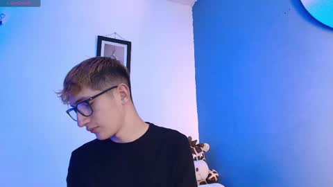 Snapshot of erik_golden_ chatting on May 11, 8:50 pm I am Erik online show from May 11, 8:50 pm