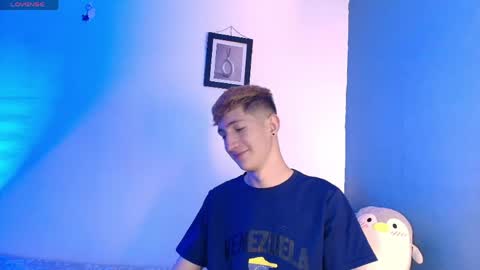 Snapshot of erik_golden_ chatting on May 22, 8:47 pm I am Erik online show from May 22, 8:47 pm
