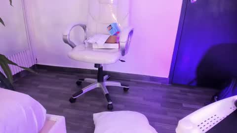 Snapshot of eriklein chatting on October 14, 11:05 pm Eri online show from October 14, 11:05 pm