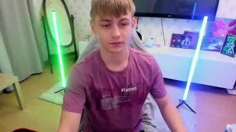 Snapshot of ermak_reborn chatting on September 19, 12:45 am Max online show from September 19, 12:45 am