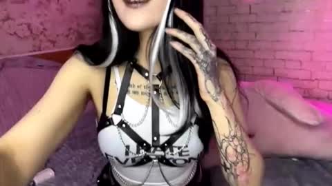 Snapshot of ernestinezalesky chatting on February 18, 11:06 am Nina online show from February 18, 11:06 am