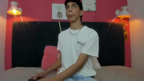 Snapshot of ero_boy40 chatting on August 4, 1:14 pm ero_boy40 online show from August 4, 1:14 pm