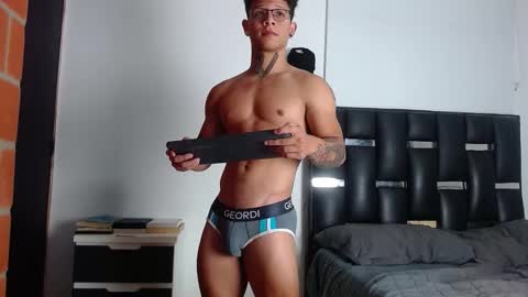 Snapshot of erosscott chatting on November 11, 6:52 pm Eros online show from November 11, 6:52 pm