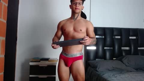 Snapshot of erosscott chatting on December 17, 11:00 pm Eros online show from December 17, 11:00 pm