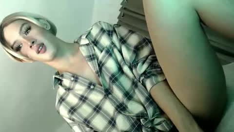 Snapshot of erotic_empress18 chatting on June 5, 8:03 pm erotic_empress18 online show from June 5, 8:03 pm