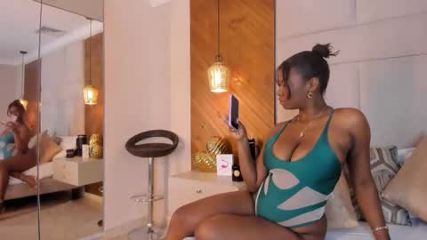 Snapshot of eroticalana_ chatting on February 6, 12:37 am Alana online show from February 6, 12:37 am