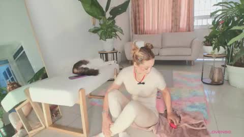 Snapshot of erotik_lady chatting on September 10, 6:19 pm TINY online show from September 10, 6:19 pm