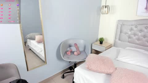Escarlet online show from June 6, 4:01 pm