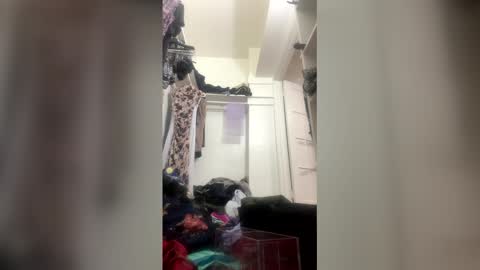 Snapshot of escence1994 chatting on March 2, 8:43 am escence1994 online show from March 2, 8:43 am