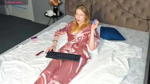 Snapshot of esme_runn chatting on January 6, 10:24 am Esme Runn online show from January 6, 10:24 am