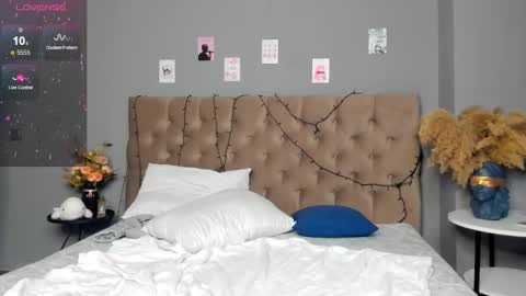 Snapshot of esme_runn chatting on January 6, 1:30 pm Esme Runn online show from January 6, 1:30 pm