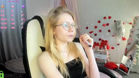 Snapshot of esme_runn chatting on May 5, 3:03 am Esme Runn online show from May 5, 3:03 am
