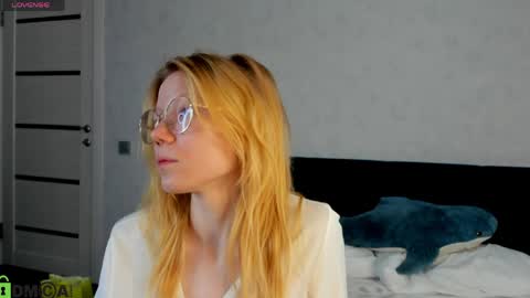 Snapshot of esme_runn chatting on May 7, 3:01 am Esme Runn online show from May 7, 3:01 am