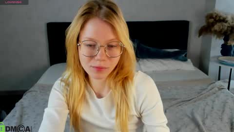 Snapshot of esme_runn chatting on May 13, 3:04 am Esme Runn online show from May 13, 3:04 am