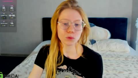 Snapshot of esme_runn chatting on May 21, 3:02 am Esme Runn online show from May 21, 3:02 am