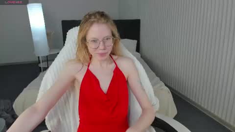 Snapshot of esme_runn chatting on July 4, 3:02 am Esme Runn online show from July 4, 3:02 am