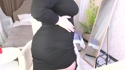 Snapshot of essensual_ chatting on May 6, 1:47 am Ava online show from May 6, 1:47 am