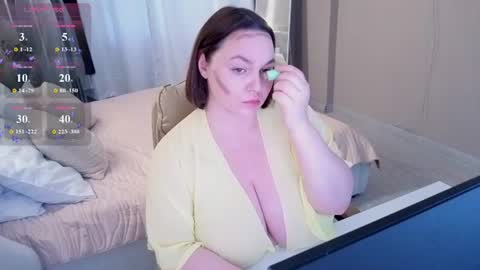 Snapshot of essensual_ chatting on June 13, 1:36 am Ava online show from June 13, 1:36 am