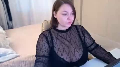 Snapshot of essensual_ chatting on June 20, 1:19 am Ava online show from June 20, 1:19 am
