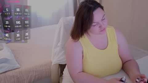 Snapshot of essensual_ chatting on June 28, 1:22 am Ava online show from June 28, 1:22 am