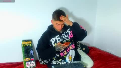 Esteban independent model online show from April 15, 10:00 am