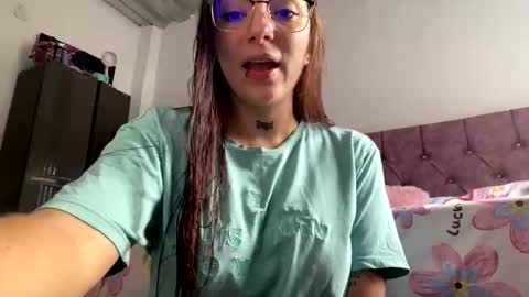 Snapshot of estefa1 chatting on June 8, 9:37 pm estefa1 online show from June 8, 9:37 pm