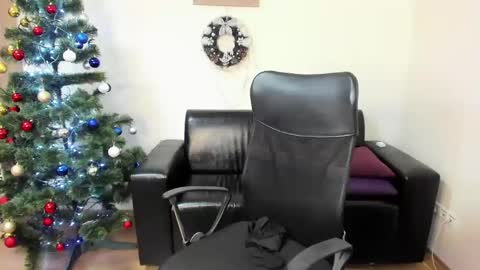 Snapshot of estella_miles chatting on January 7, 10:01 am Estella Miles online show from January 7, 10:01 am