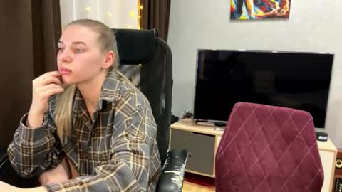 Snapshot of ester_vixen chatting on March 1, 7:05 pm Ester online show from March 1, 7:05 pm