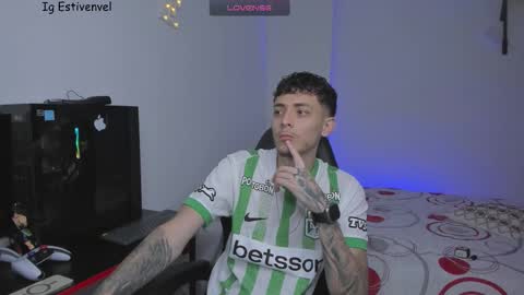 estivenvel online show from March 10, 11:10 pm