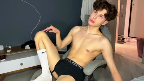 Snapshot of estremecerse chatting on December 17, 12:54 pm Alex online show from December 17, 12:54 pm