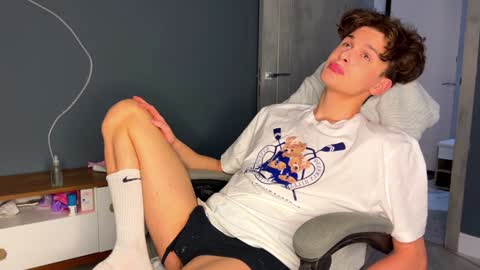 Snapshot of estremecerse chatting on December 28, 8:15 pm Alex online show from December 28, 8:15 pm