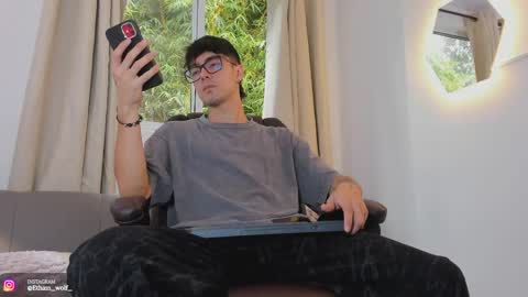 etham_wolf1 online show from May 1, 6:01 pm