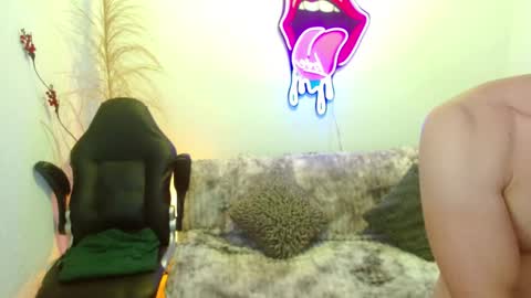 Snapshot of ethanblaze_ chatting on November 8, 11:43 am ethanblaze_ online show from November 8, 11:43 am