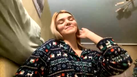 Snapshot of eulamcglamery chatting on December 20, 10:17 pm Viola online show from December 20, 10:17 pm