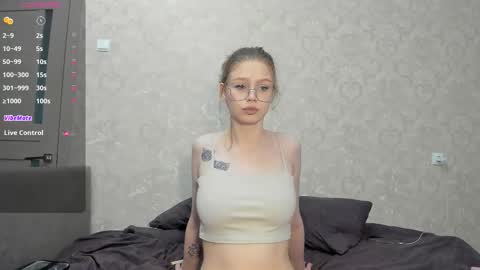 Veronica Tiia Lilith left to right online show from March 28, 7:46 pm