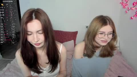 Snapshot of eumomino chatting on May 15, 5:53 pm Veronica Tiia Lilith left to right online show from May 15, 5:53 pm