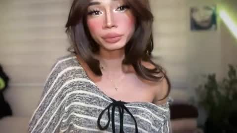 Snapshot of euphoric_goddess chatting on June 26, 9:35 am euphoric_goddess online show from June 26, 9:35 am