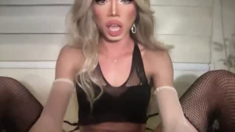 Snapshot of euphoric_goddess chatting on July 23, 8:29 pm euphoric_goddess online show from July 23, 8:29 pm