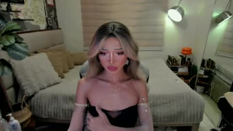 Snapshot of euphoric_goddess chatting on August 6, 2:41 pm euphoric_goddess online show from August 6, 2:41 pm