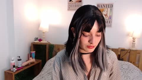 Snapshot of eva_halsey chatting on December 7, 1:58 am E V A online show from December 7, 1:58 am