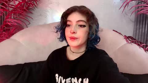 E V A online show from October 27, 7:51 pm