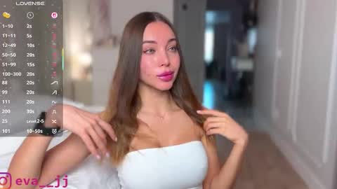 Snapshot of eva_j chatting on November 6, 3:40 am Free toy control in pvt online show from November 6, 3:40 am