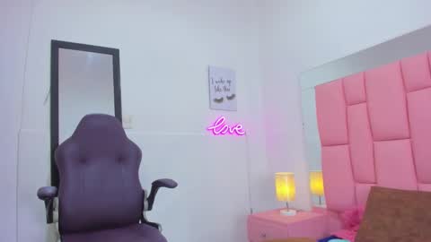 Snapshot of evaa_white chatting on November 12, 12:05 pm evaa_white online show from November 12, 12:05 pm