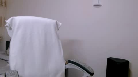 EvadesireONE online show from April 1, 4:59 pm