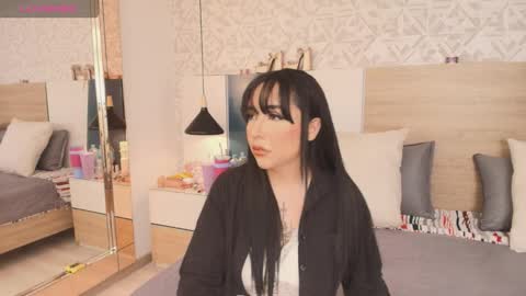 Evadne online show from November 1, 5:59 pm